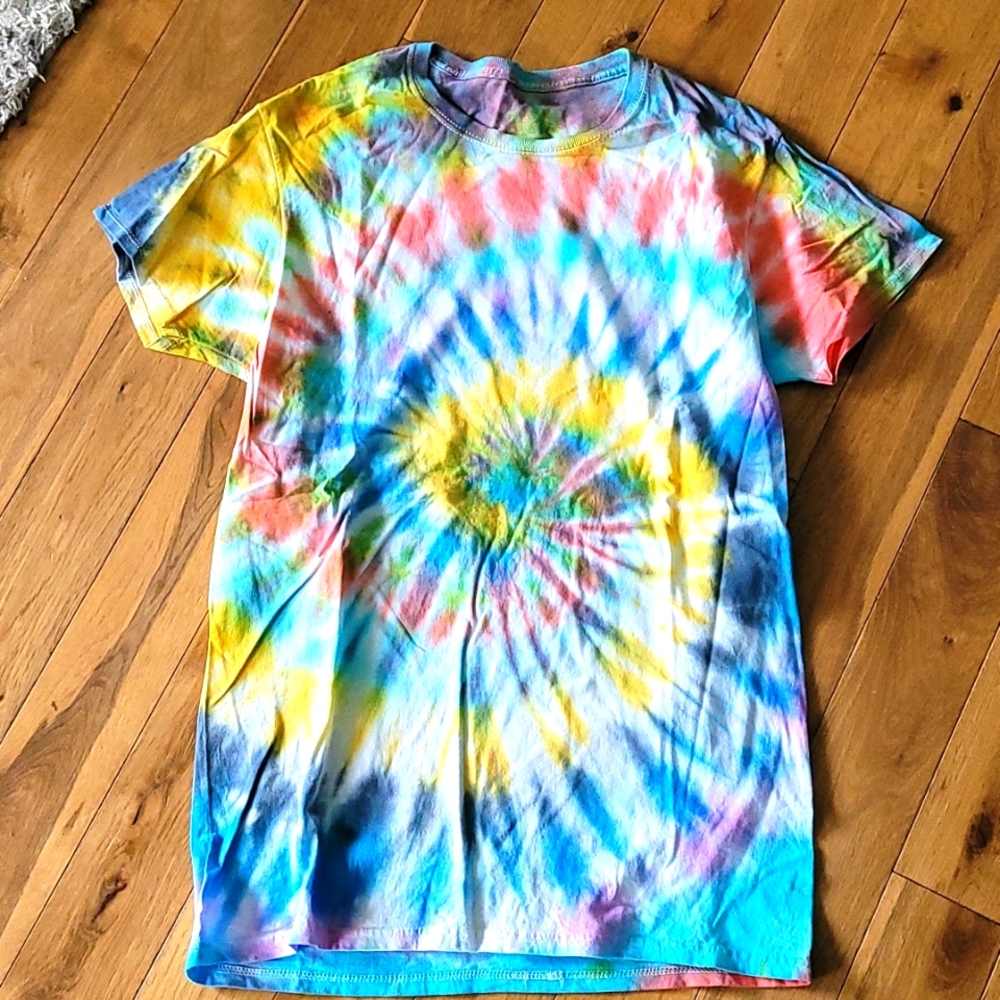 🦋5/$25 Tye dye tee